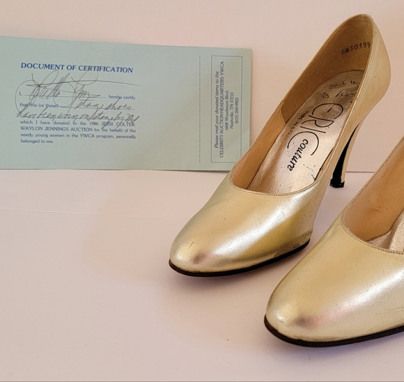 Loretta lynn double signed stage shoes with coa also signed by her. - Picture 4 of 9